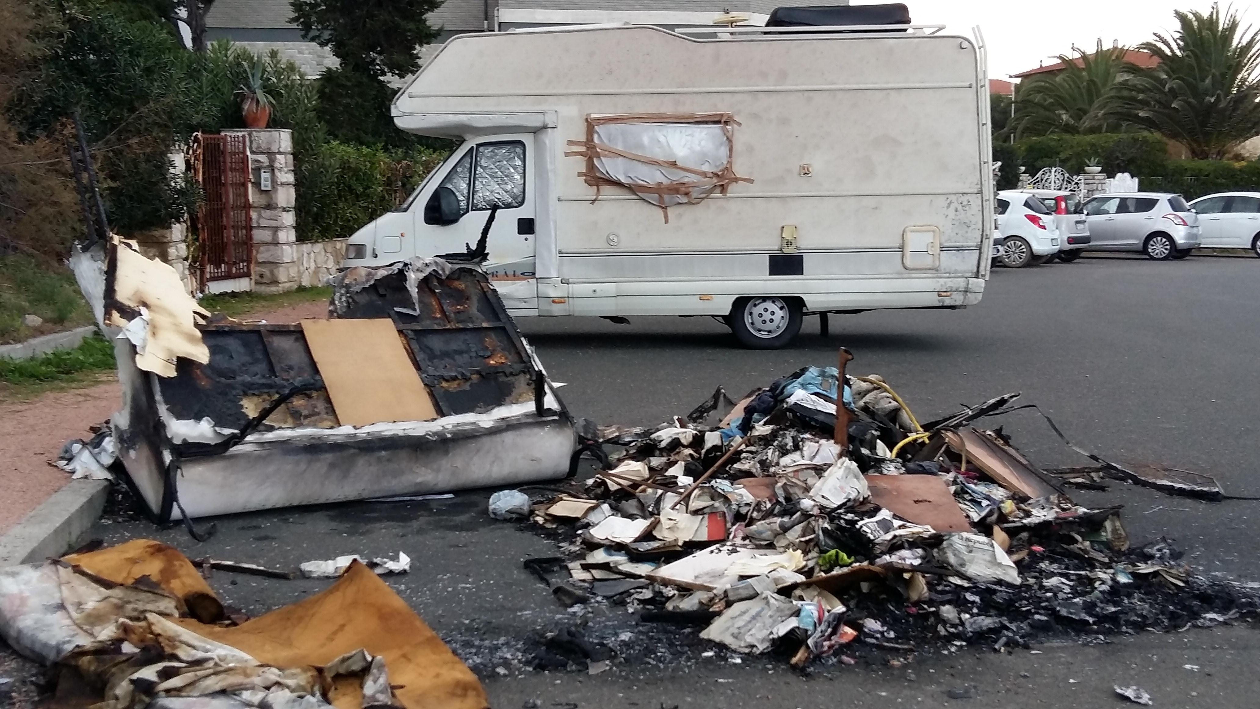 I resti del camper andato a fuoco più di un mese fa