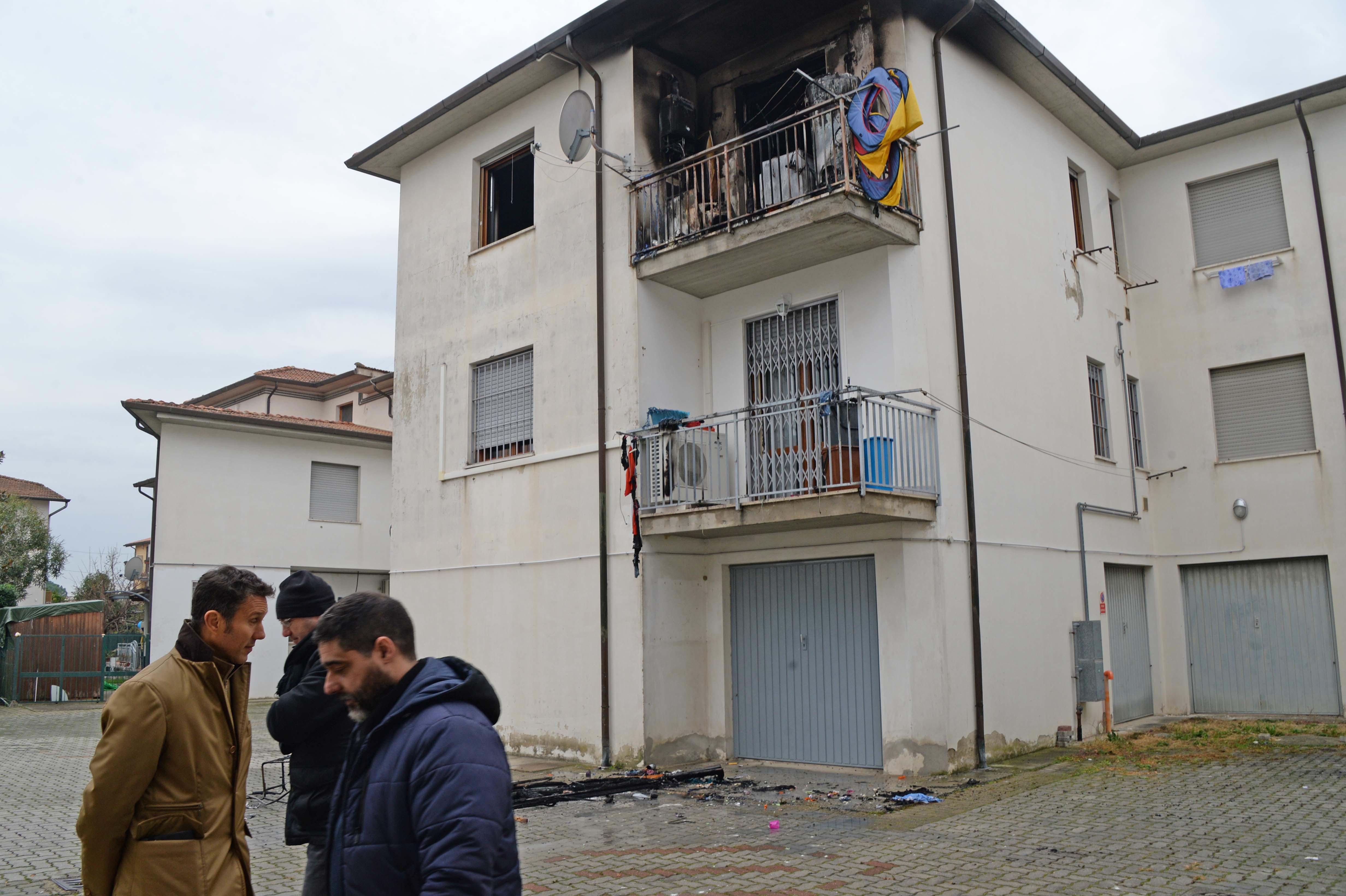 Il terrazzo da cui sono partite le fiamme (Foto Franco Silvi)
