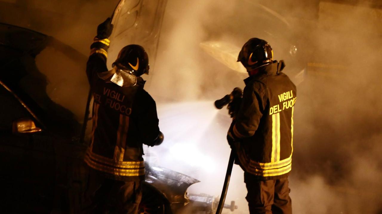In fiamme una Bmw sul Pontino: va fuoco anche l'auto vicina