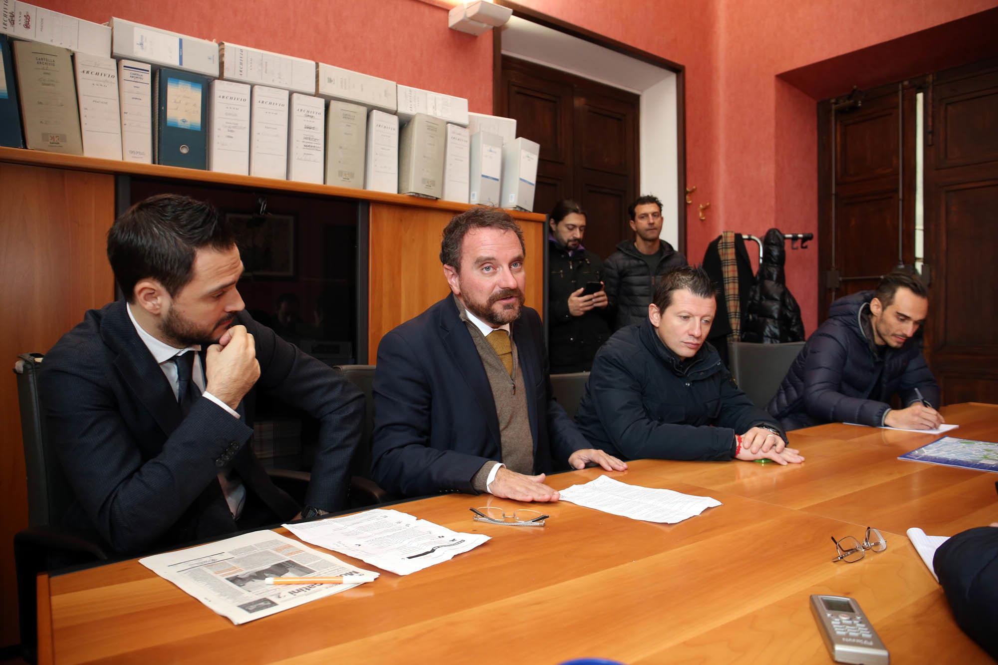 La conferenza stampa per annunciare la richiesta del consigli ostraordinario: da sinistra Baroncini, Sensi, Quaranta e Berti (Foto Nucci)