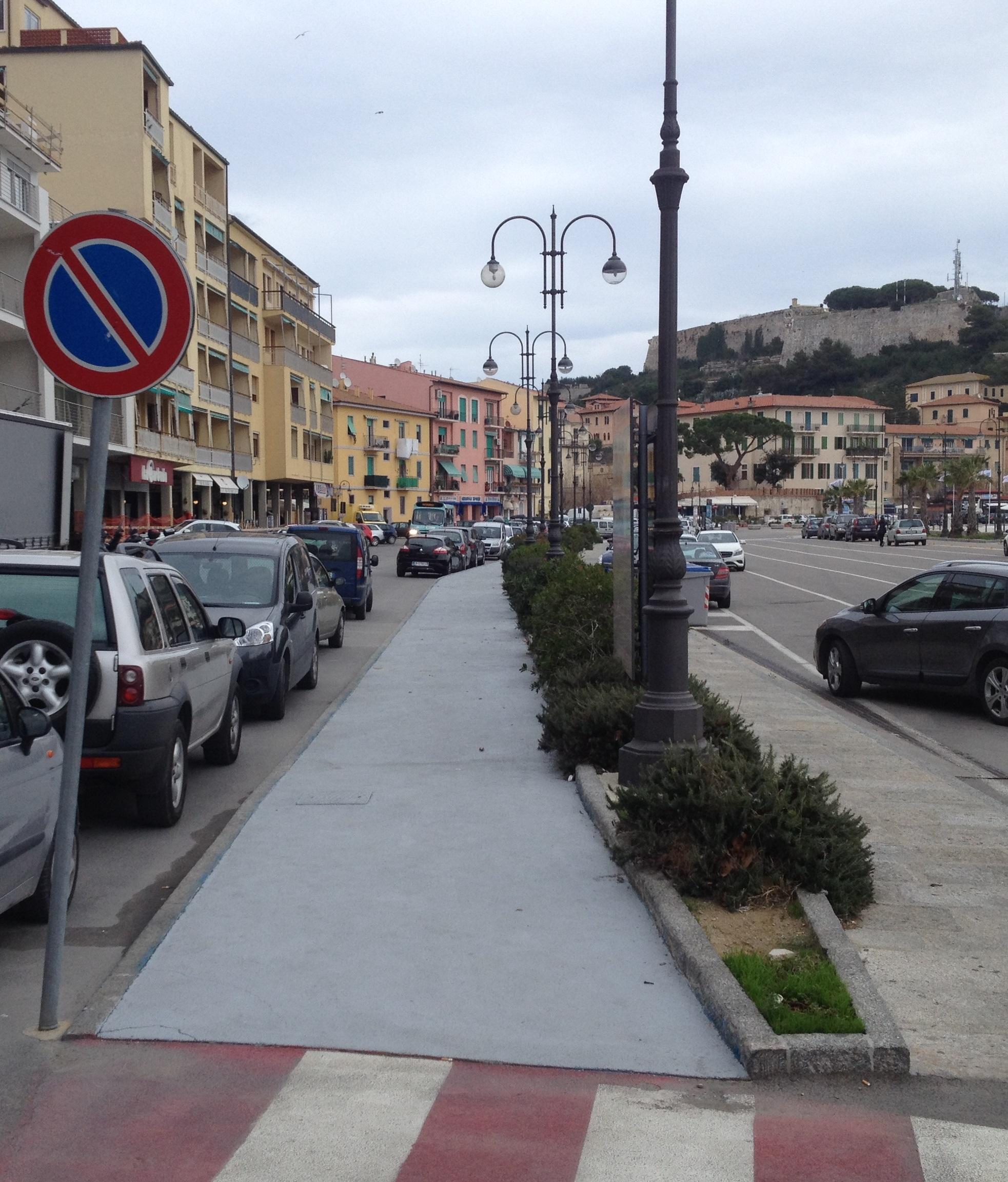 la pista ciclabile "cancellata" con una mano di vernice