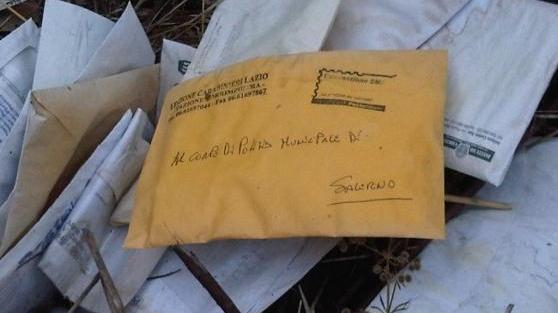 Corrispondenza abbandonata (foto d'archivio)