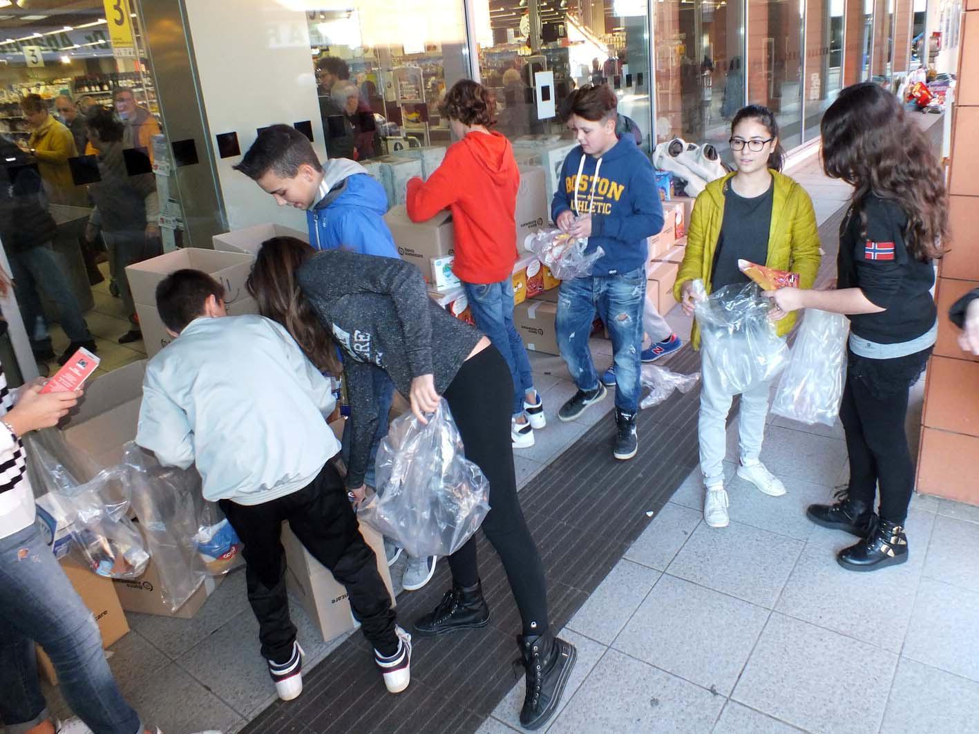 Studenti della media Guardi di via Togliatti promuovono la raccolta alimentare per la San Vincenzo de' Paoli alla Coop di Salivoli (foto Paolo Barlettani)
