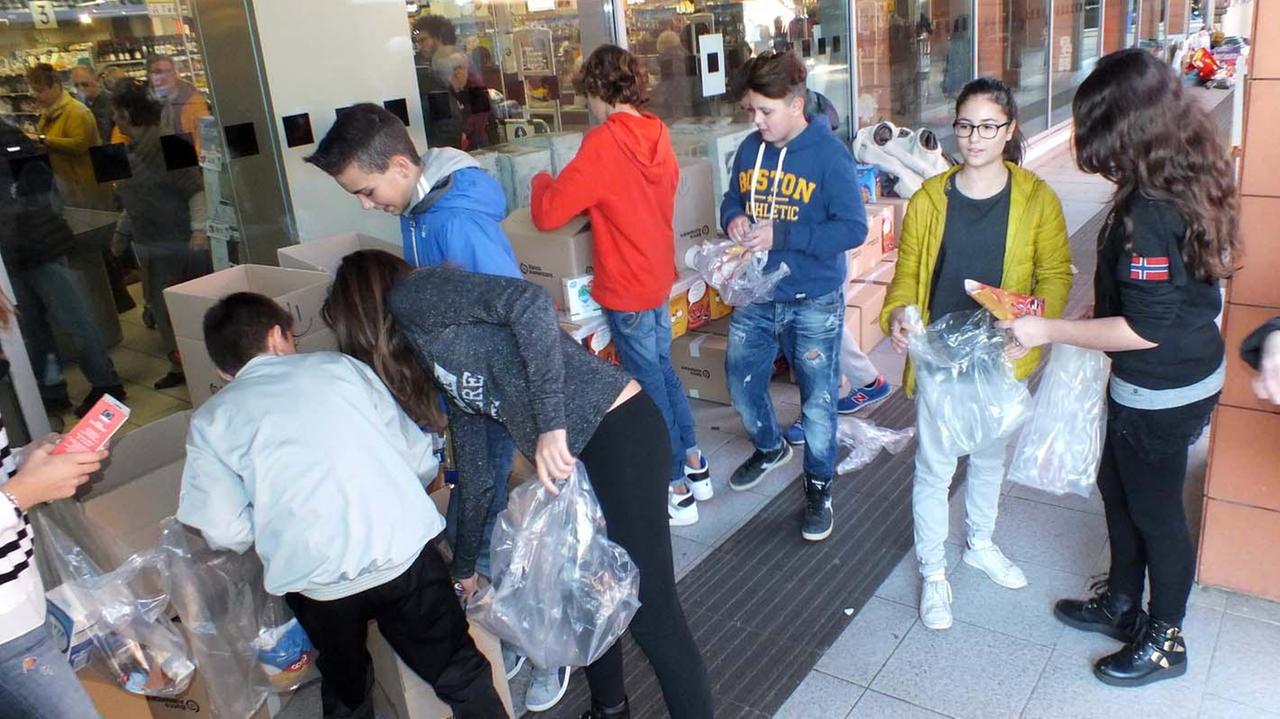 Studenti della media Guardi di via Togliatti promuovono la raccolta alimentare per la San Vincenzo de' Paoli alla Coop di Salivoli (foto Paolo Barlettani)