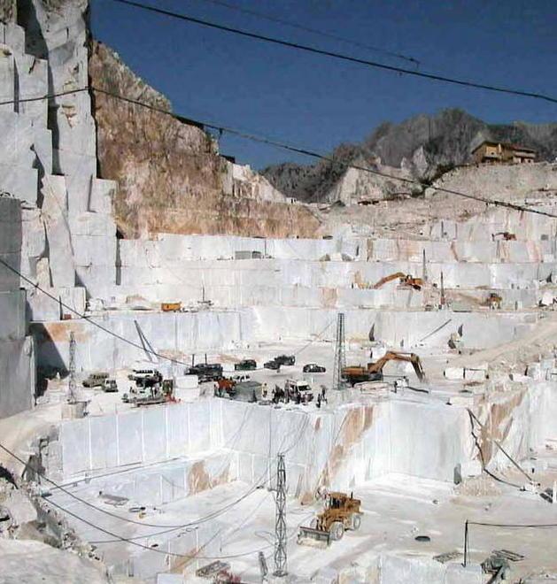 Carrara, camion in centro cittadini in rivolta: torniamo in tribunale 