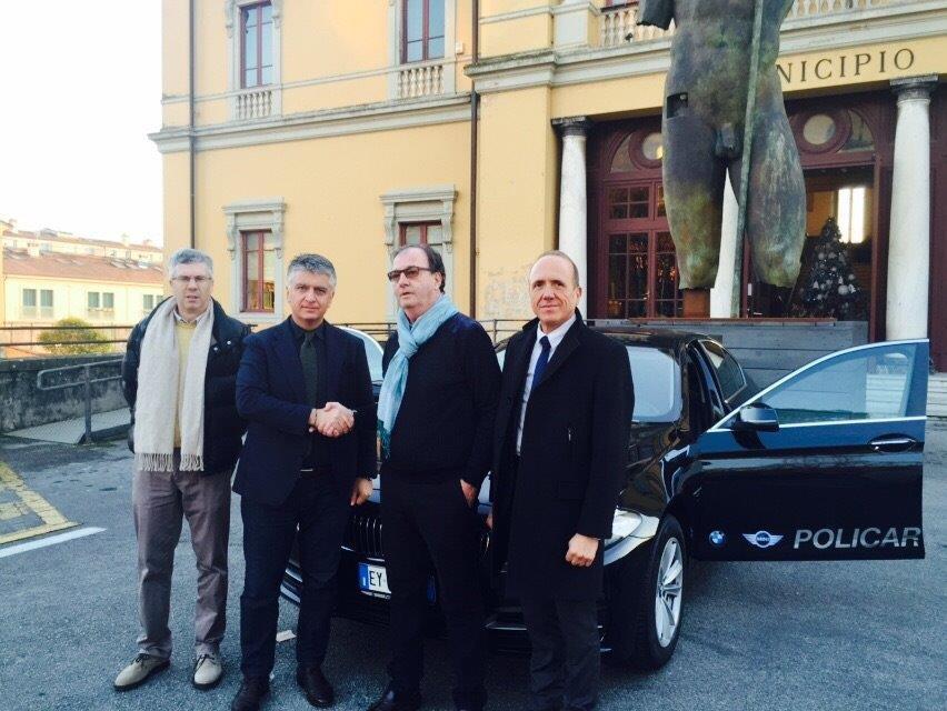 Il sindaco con la nuova auto blu del Comune