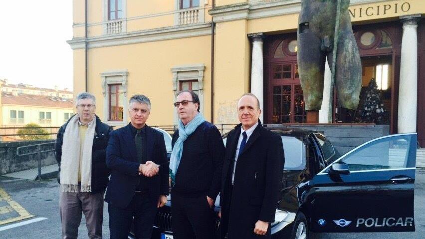 Il sindaco con la nuova auto blu del Comune