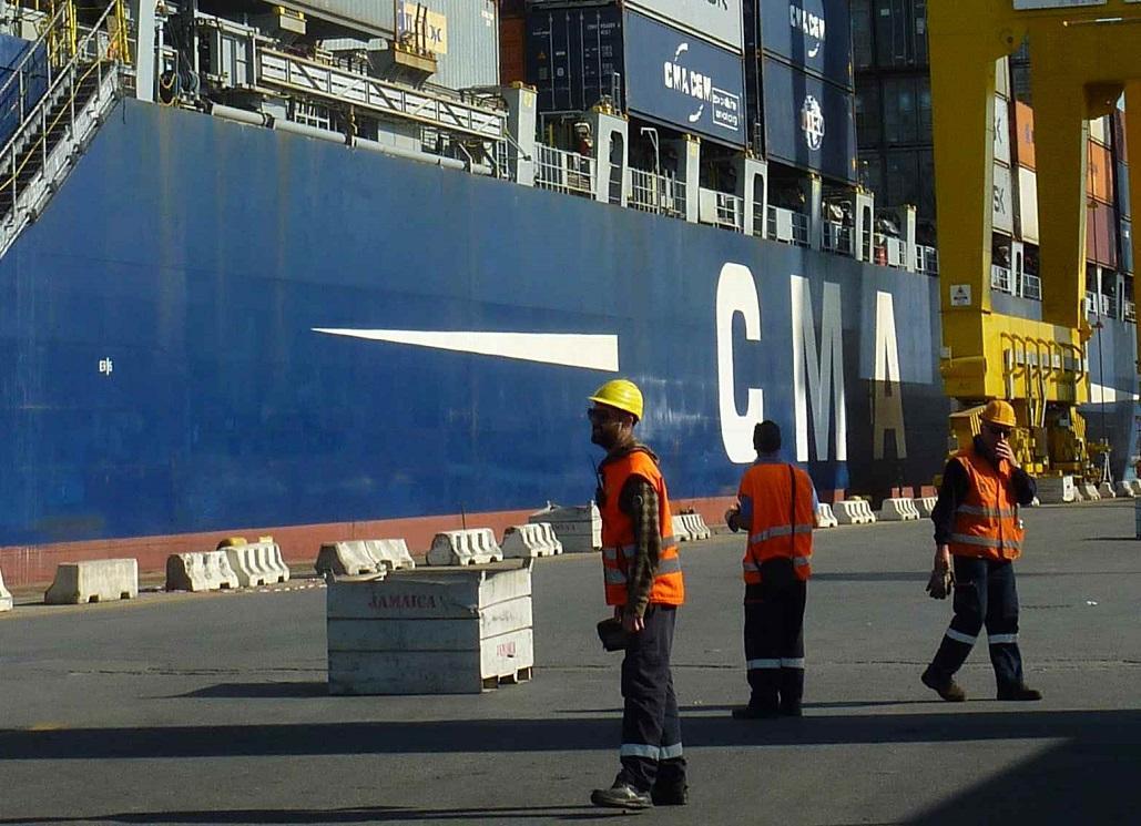 Un gruppo di lavoratori del porto al terminal Tdt in Darsena Toscana