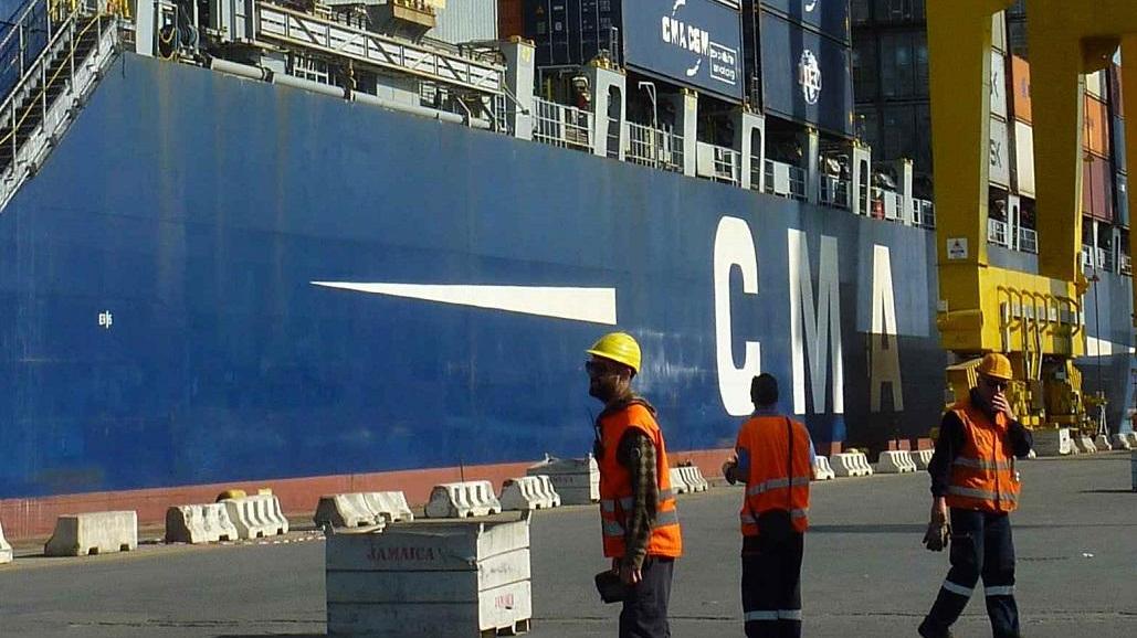 Un gruppo di lavoratori del porto al terminal Tdt in Darsena Toscana