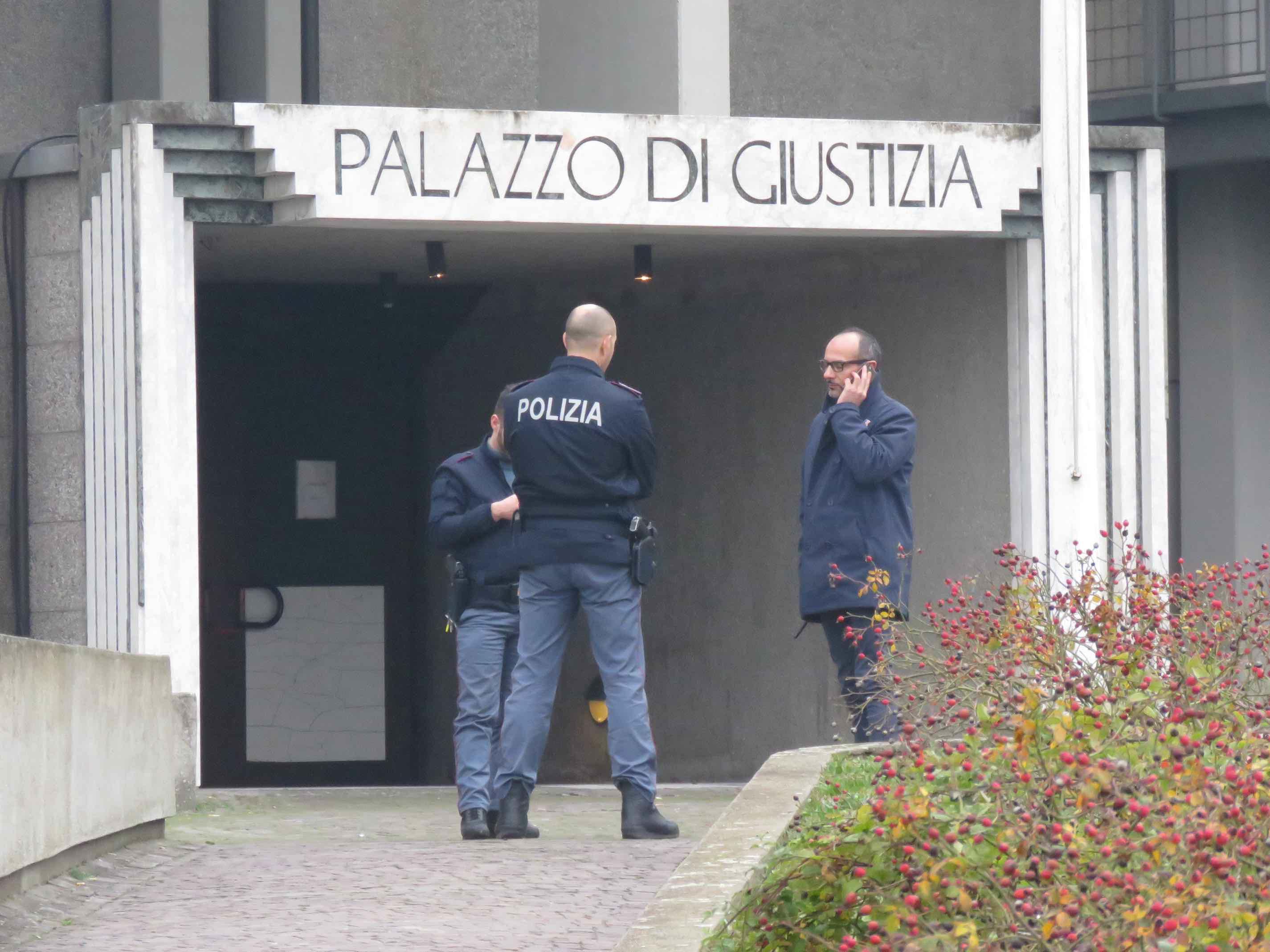 Polizia davanti all'ingresso del palazzo di giustizia