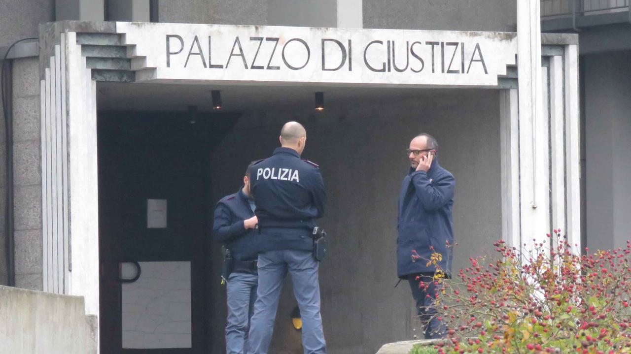 Polizia davanti all'ingresso del palazzo di giustizia