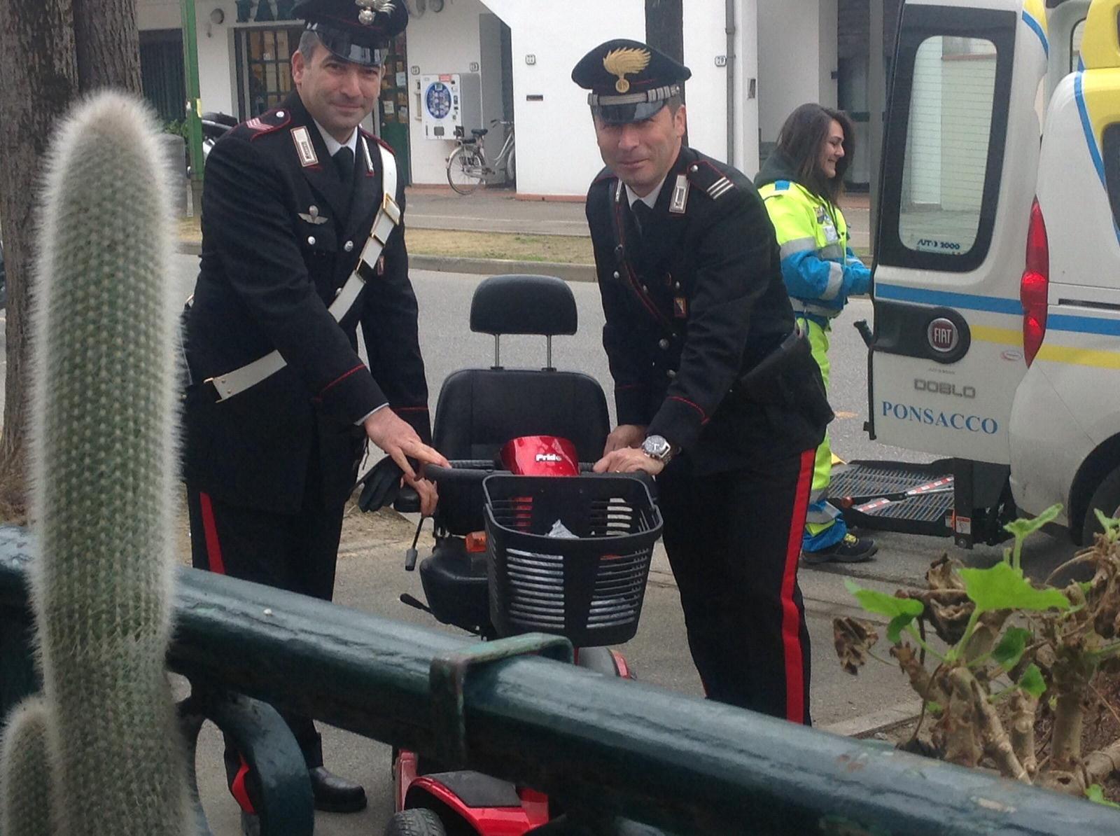 I carabinieri consegnano la carrozzina