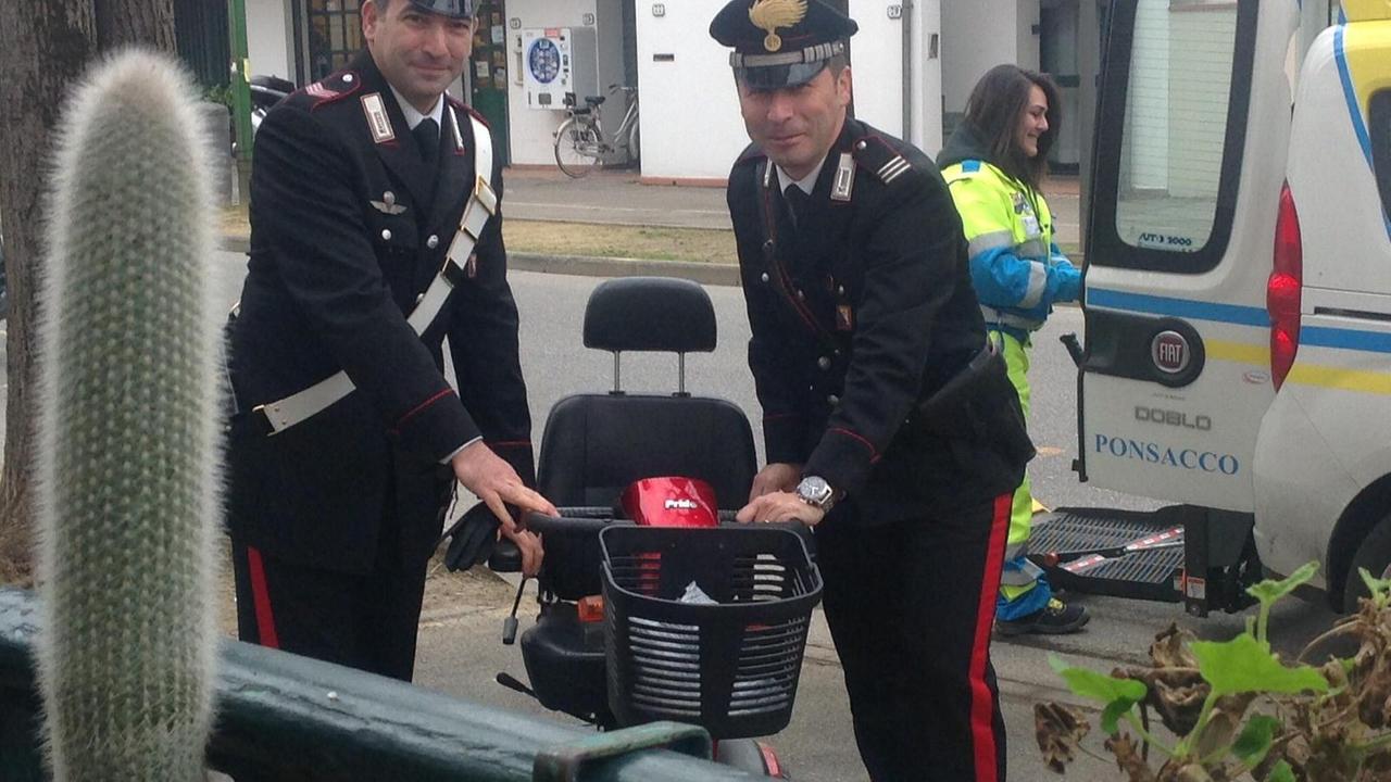 I carabinieri consegnano la carrozzina