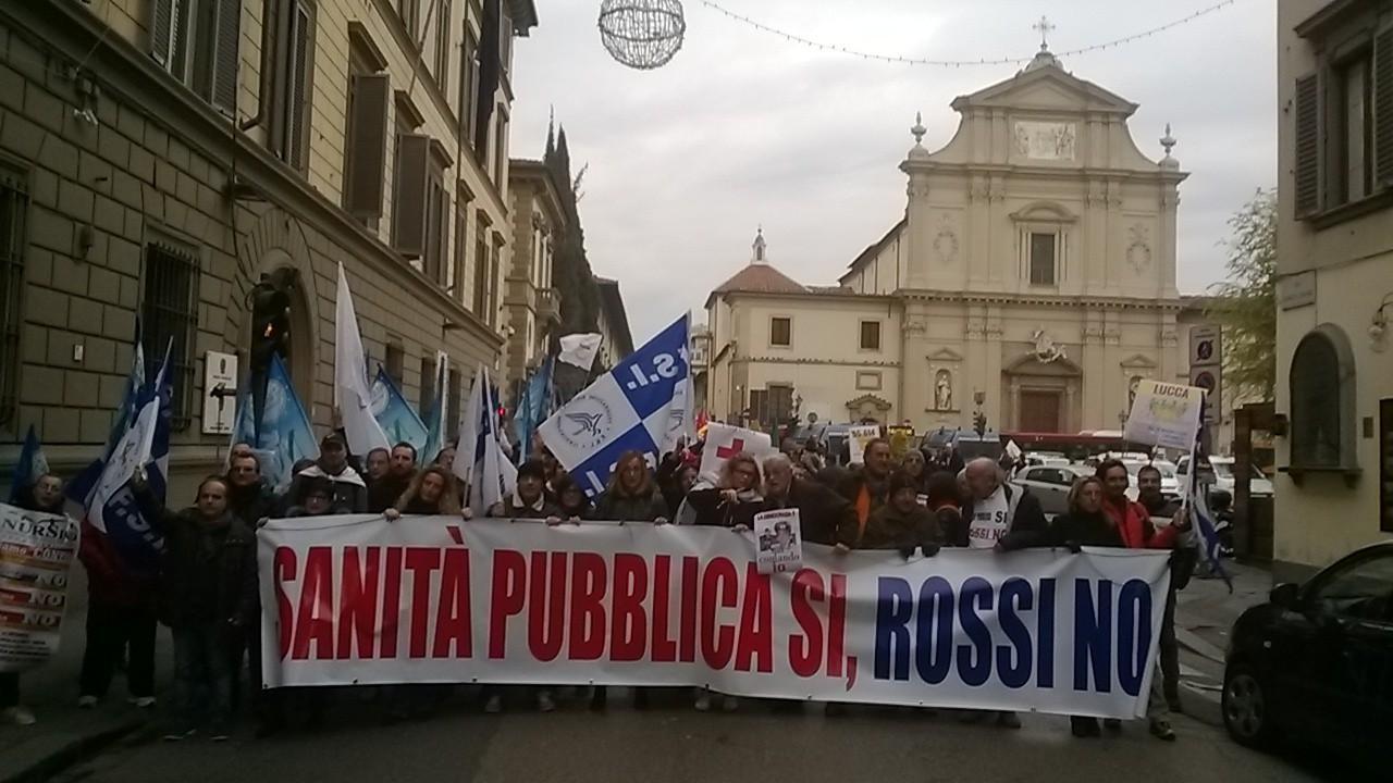 La manifestazione dei referendari sotto le finestre Palazzo Panciatichi