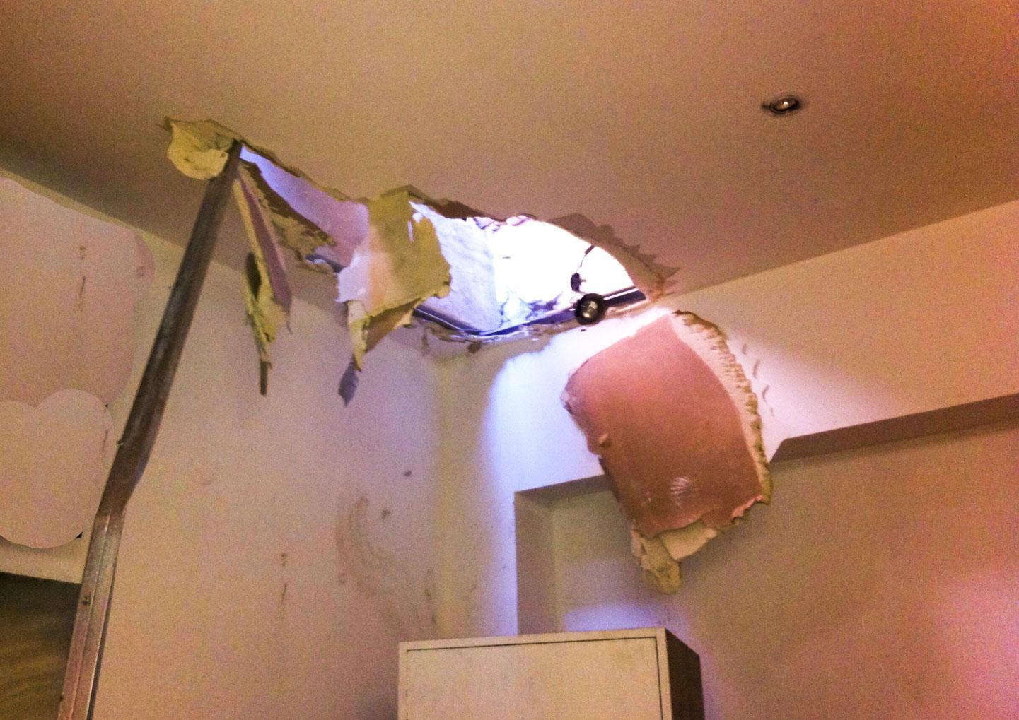 Il buco praticato dai ladri nel soffitto del Banana Caffé in via Mameli (foto Rosas)