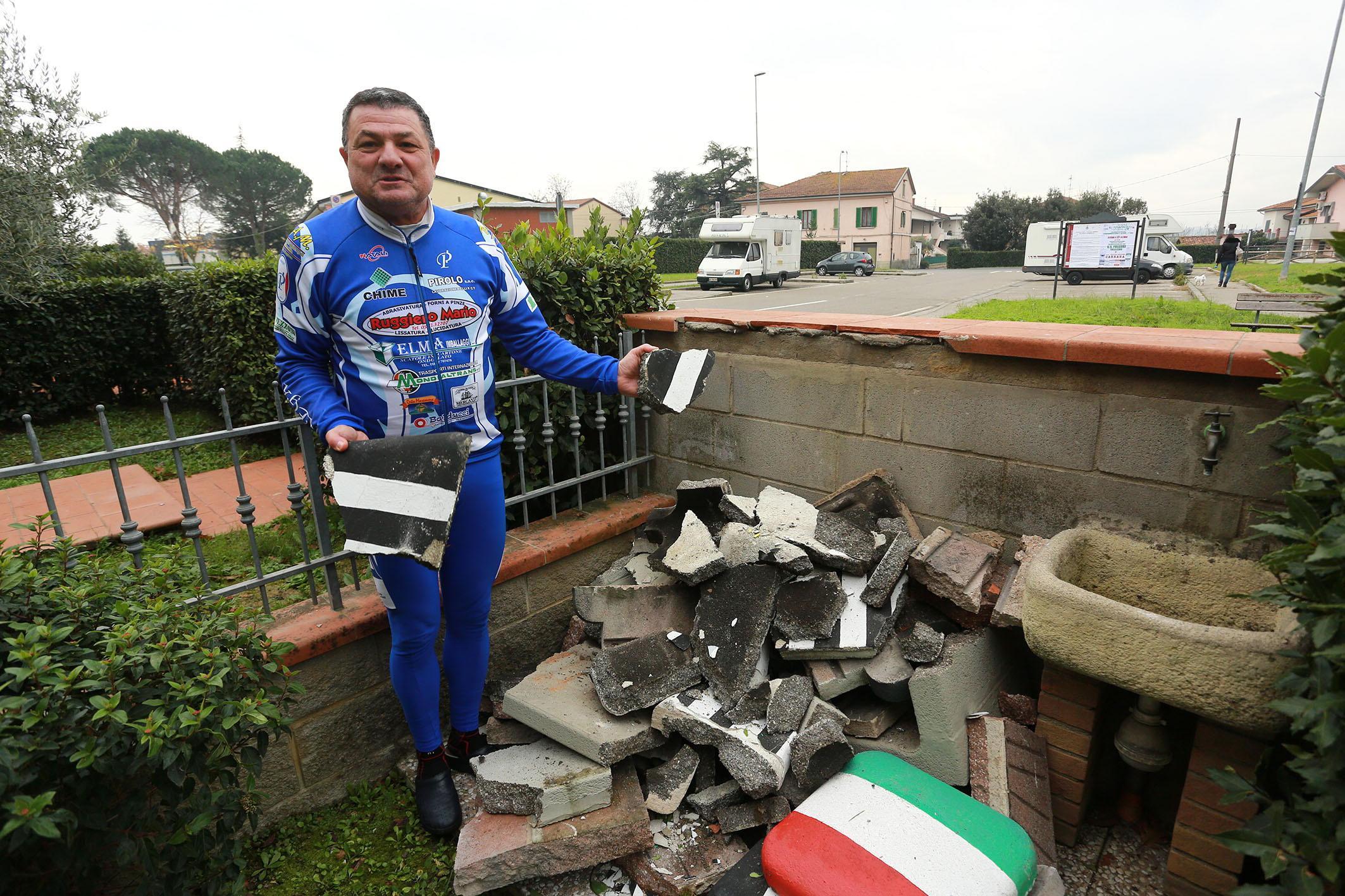 Nicola Perrotta mostra quel che resta del suo barbecue distrutto dalla bomba carta (Foto Agenzia Carlo Sestini)