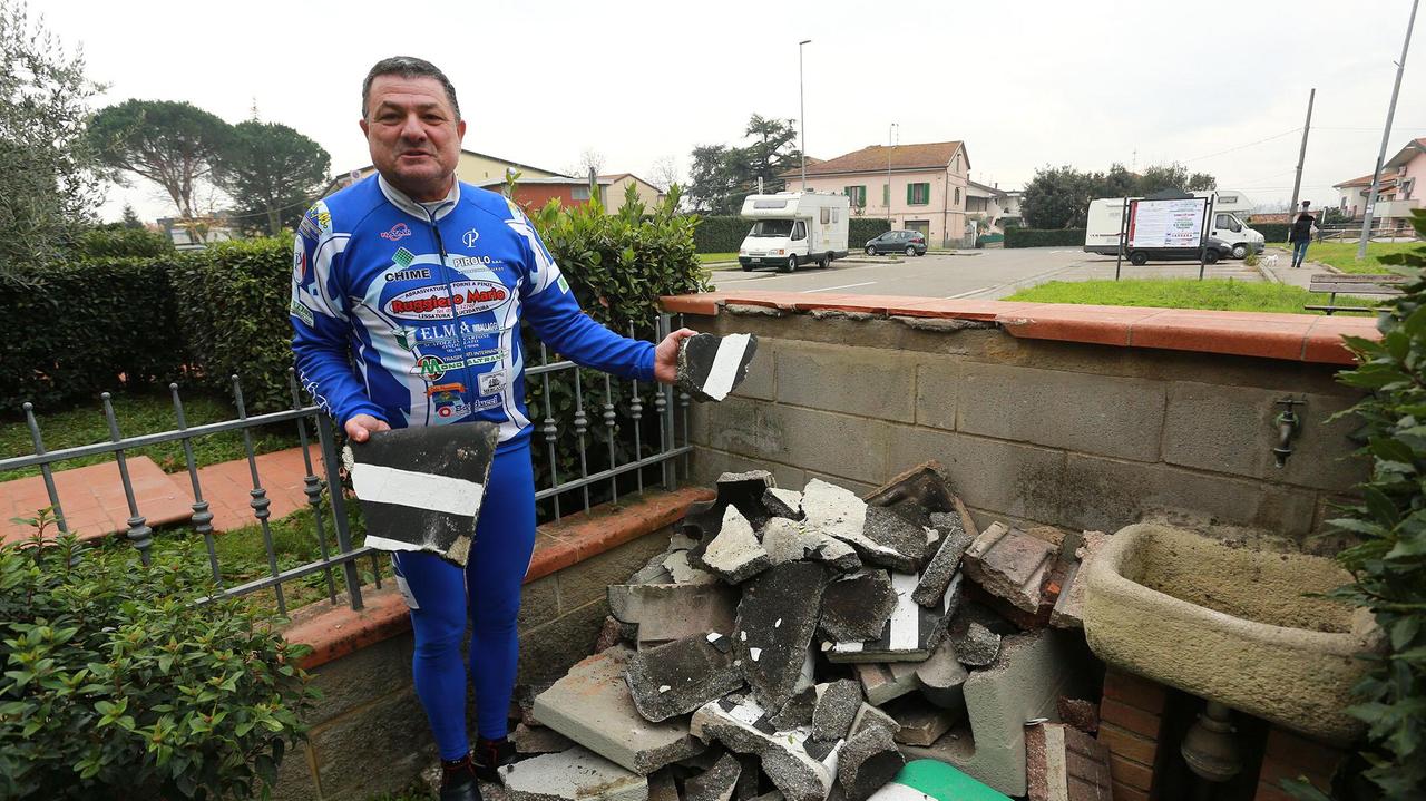 Nicola Perrotta mostra quel che resta del suo barbecue distrutto dalla bomba carta (Foto Agenzia Carlo Sestini)