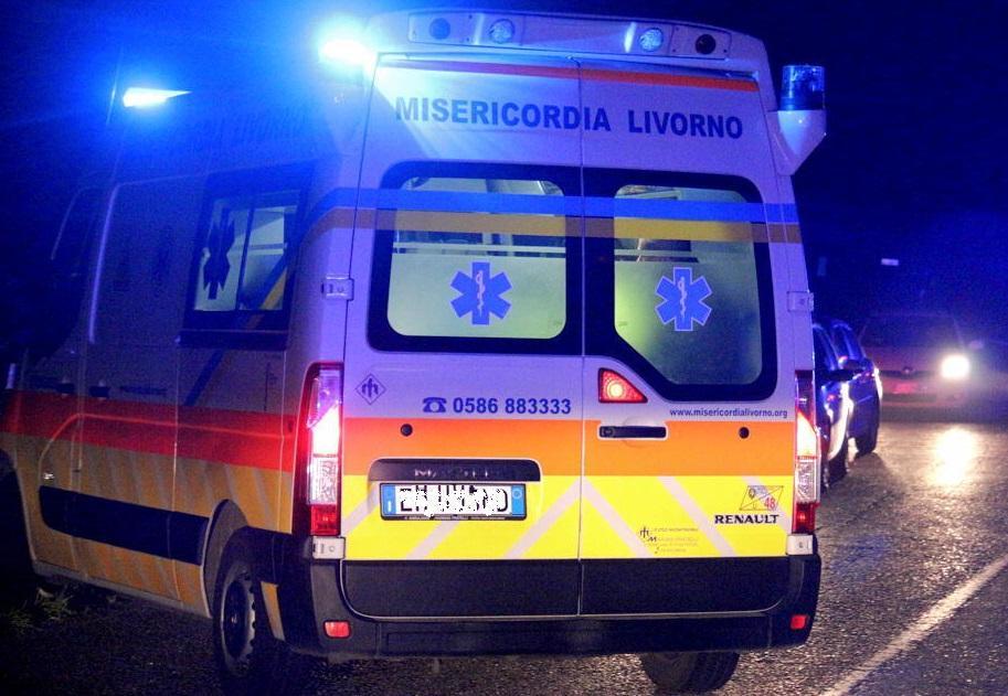 L'intervento dei volontari di una ambulanza della Misericordia di Livorno (foto d'archivio)