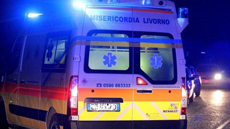 L'intervento dei volontari di una ambulanza della Misericordia di Livorno (foto d'archivio)