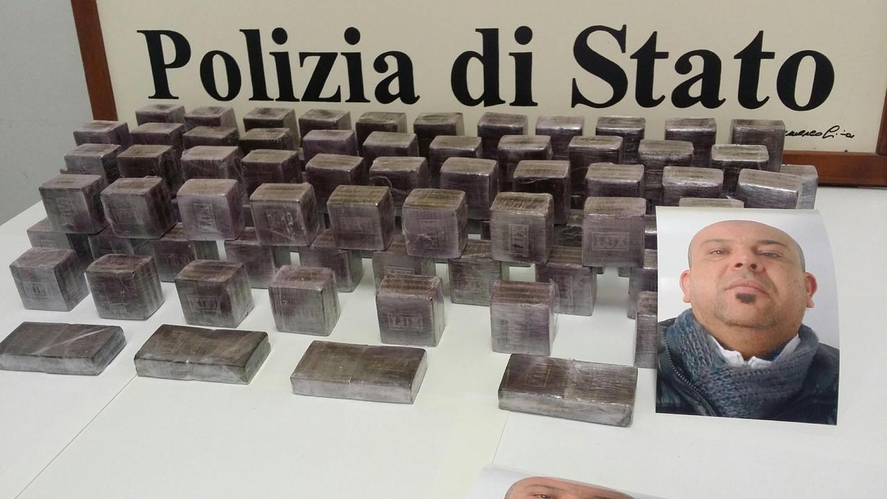 I panetti di hashish sequestrati e, nella foto, il corriere arrestato dalla polizia