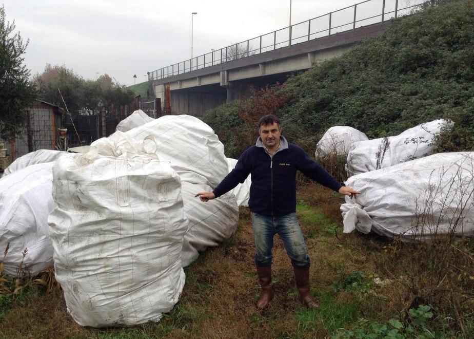 Sacchi di eternit e pannelli nel campo dell’agricoltore 