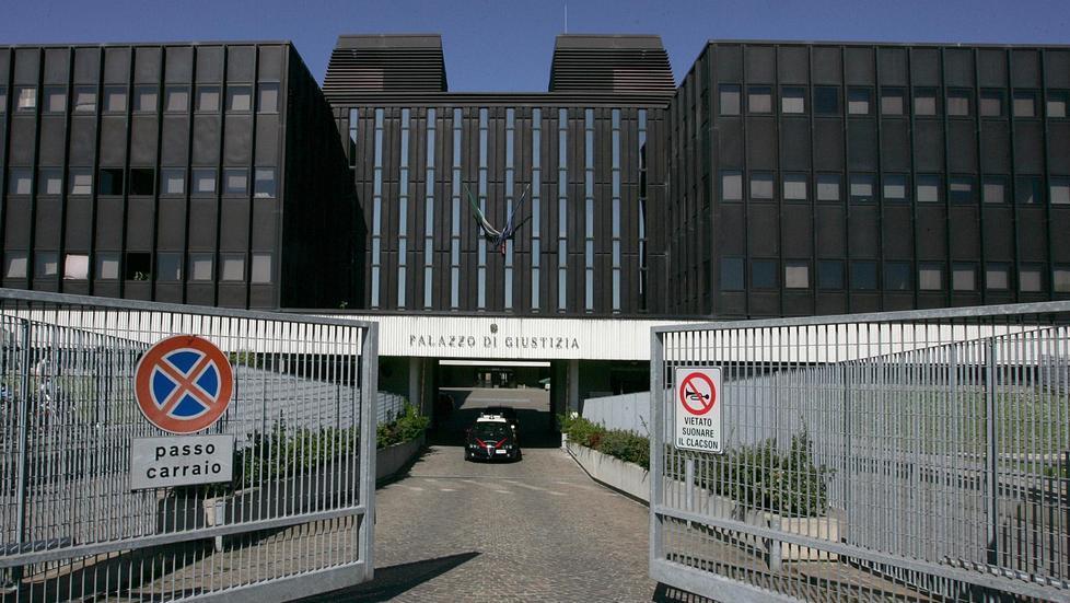 Prese la figlia a scuola tre ore prima: papà separato finisce a processo 