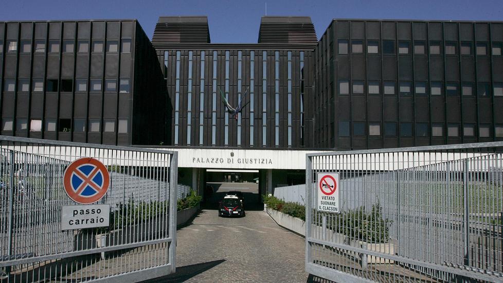 Prese la figlia a scuola tre ore prima: papà separato finisce a processo