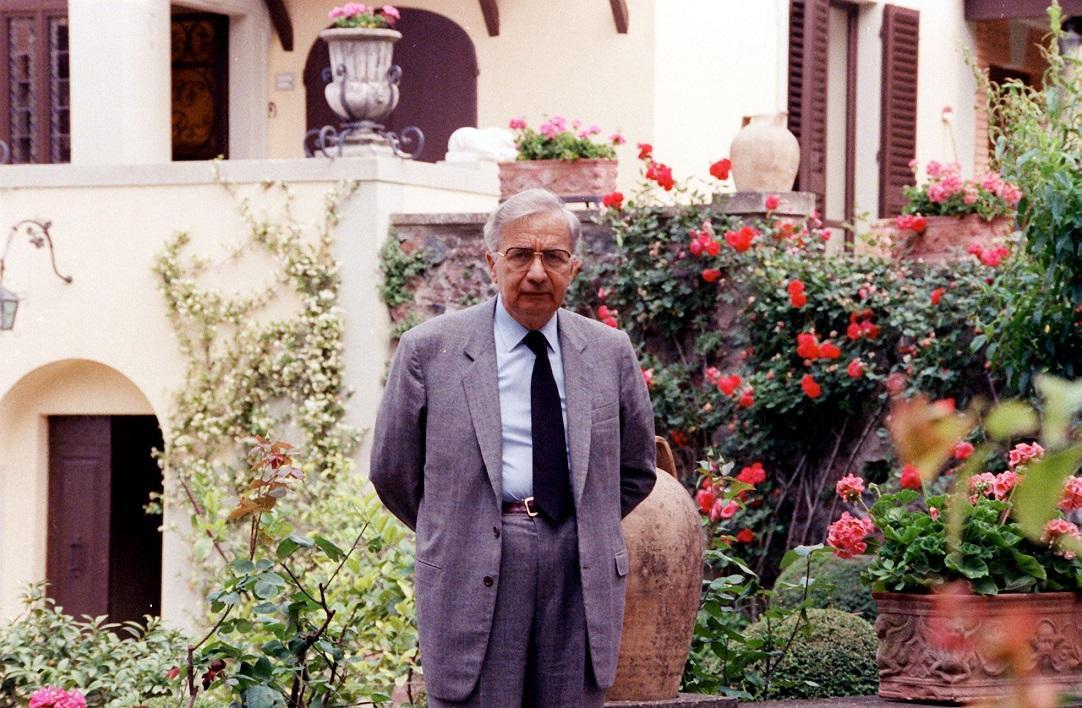 Licio Gelli a Villa Wanda in una foto di oltre 10 anni fa