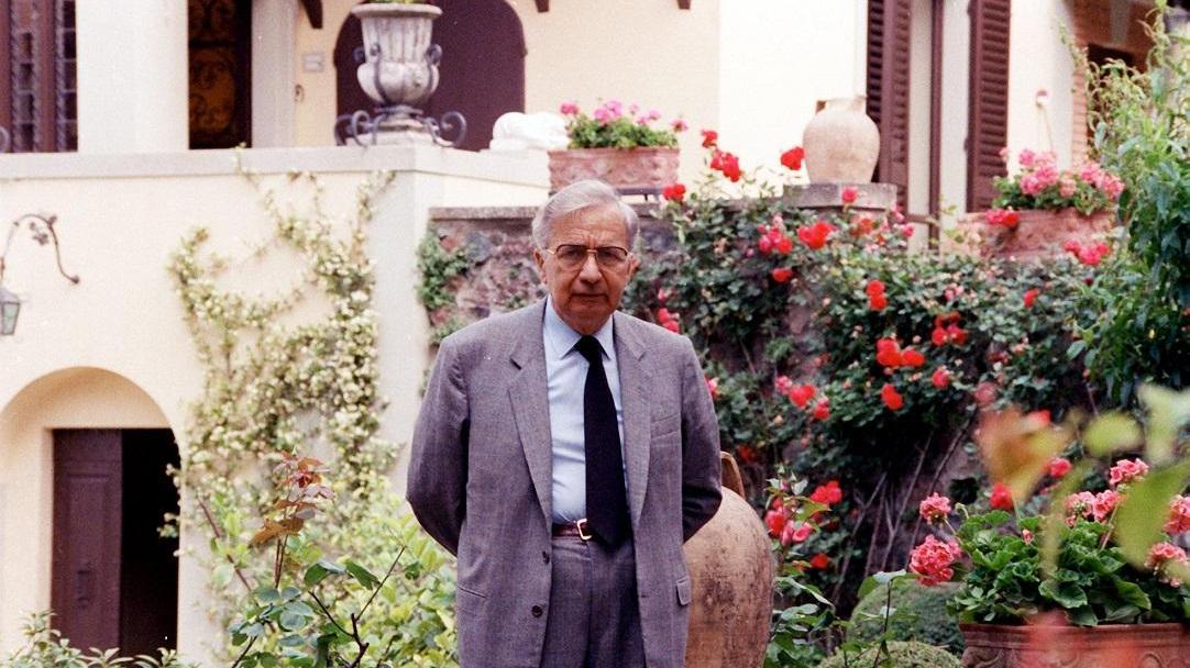 Licio Gelli a Villa Wanda in una foto di oltre 10 anni fa