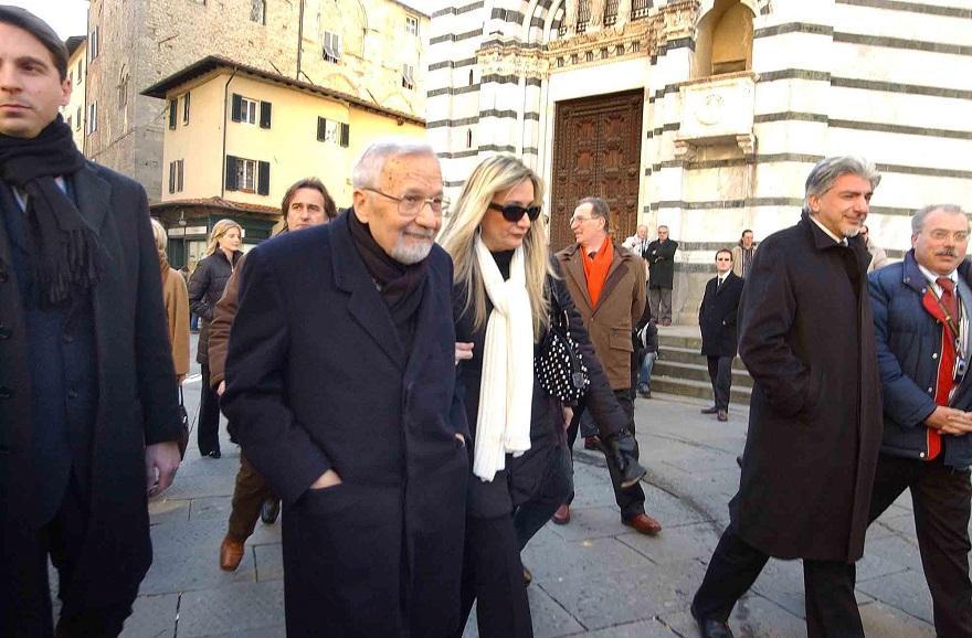 Licio Gelli a Pistoia accompagnato da una delle figlie in una immagine del 2006 (foto Gori)