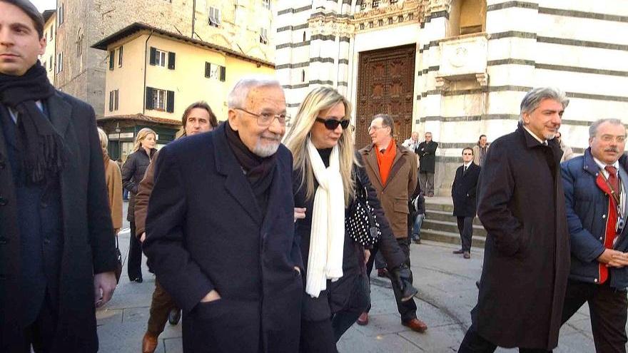 Licio Gelli a Pistoia accompagnato da una delle figlie in una immagine del 2006 (foto Gori)