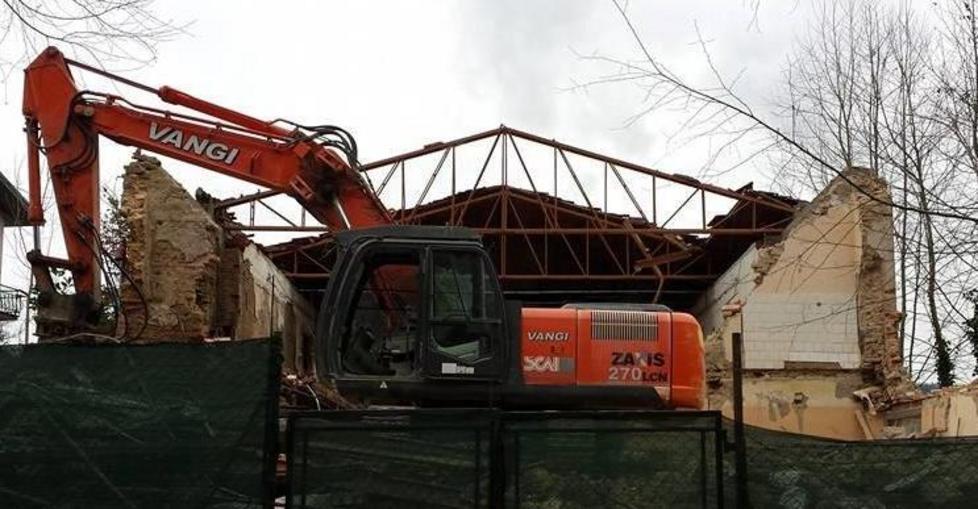 Demolito l’ex teatro al suo posto alloggi