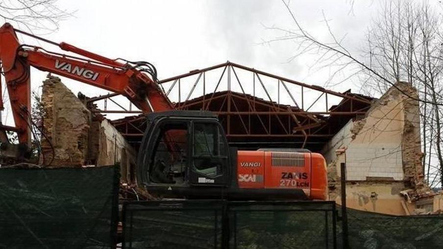 Demolito l’ex teatro al suo posto alloggi