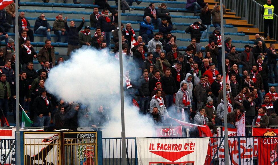 Fumogeni e petardi allo stadio, nei guai due tifosi