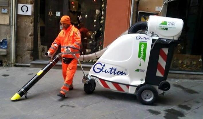 Aspirapolvere gigante nel centro 