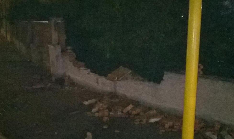 Finisce contro un muro, lo distrugge e poi scappa