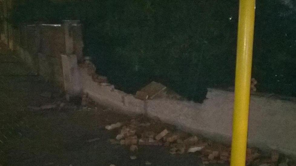 Finisce contro un muro, lo distrugge e poi scappa