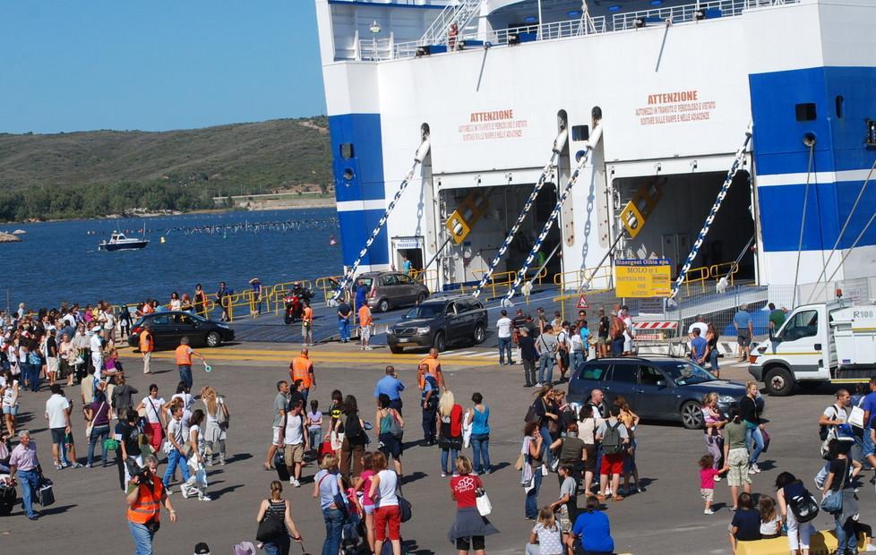 Sbarco di passeggeri da una nave Tirrenia