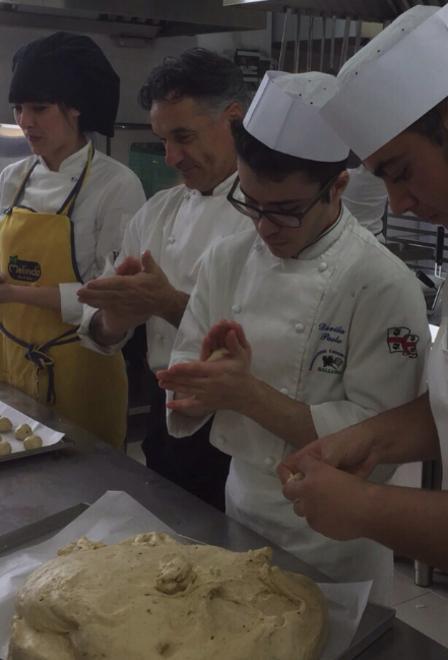 Studenti dell'istituto alberghiero all'opera in cucina