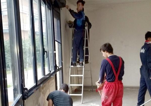 Gli studenti imbiancano la propria scuola