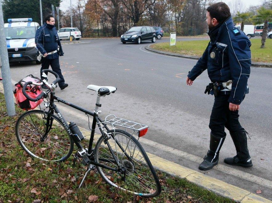 Resta gravissimo il ciclista 58enne travolto 