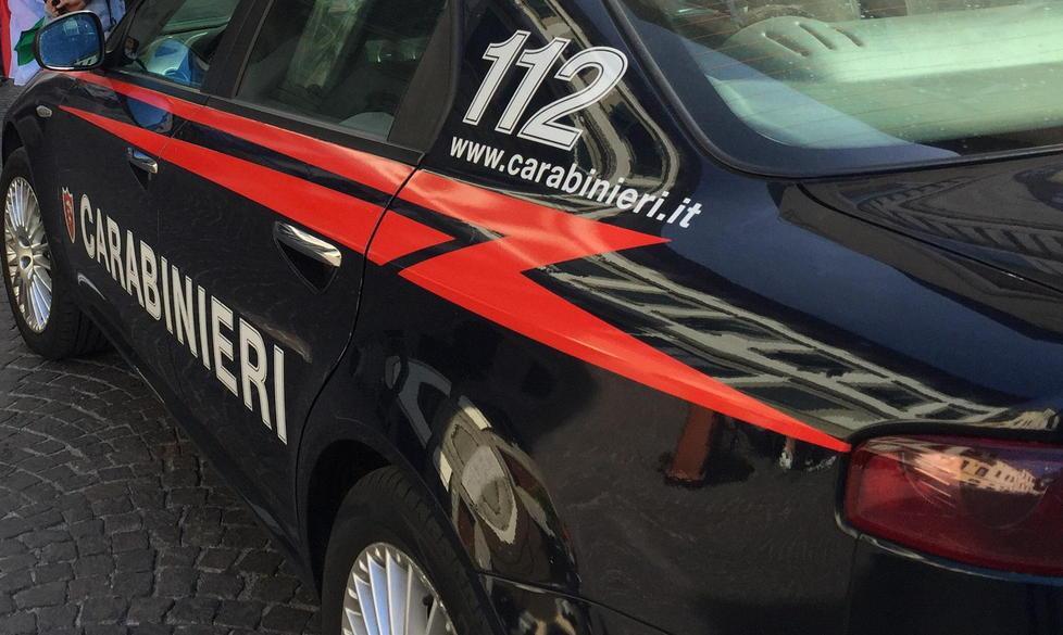Lascia la bimba chiusa in auto arrivano i carabinieri