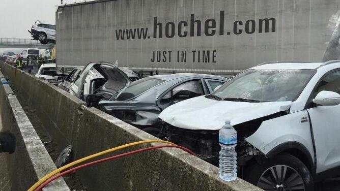 A13, disastro nella nebbia