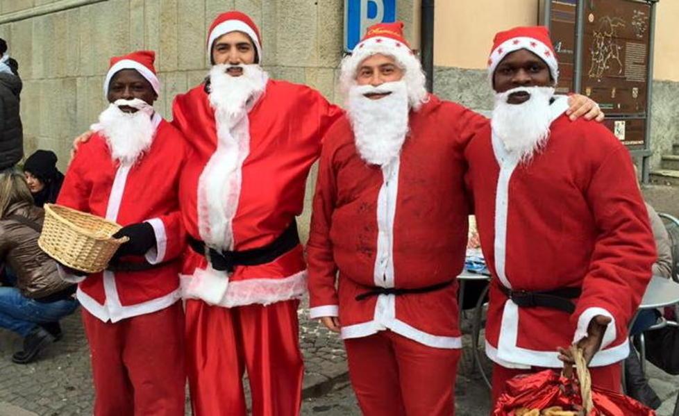 Elvis e Davis con i doni insieme agli altri due babbo Natale in giro per Roccastrada