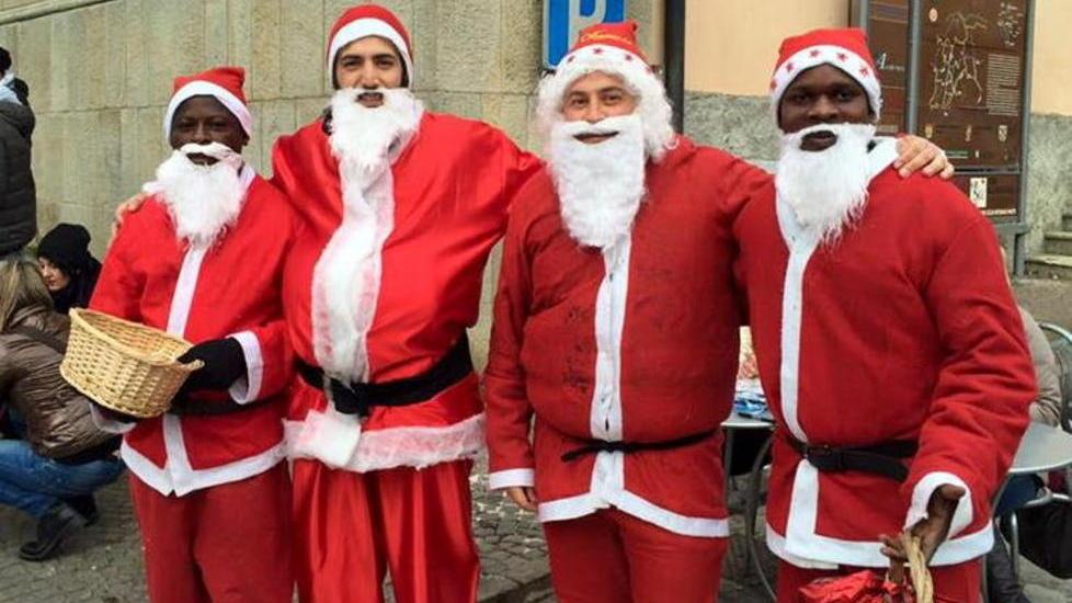 Elvis e Davis con i doni insieme agli altri due babbo Natale in giro per Roccastrada
