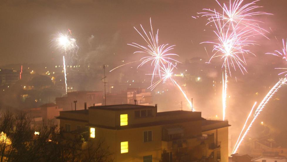 «I botti a Capodanno a Modena? Liberi se sono esplosi nelle aree private» 