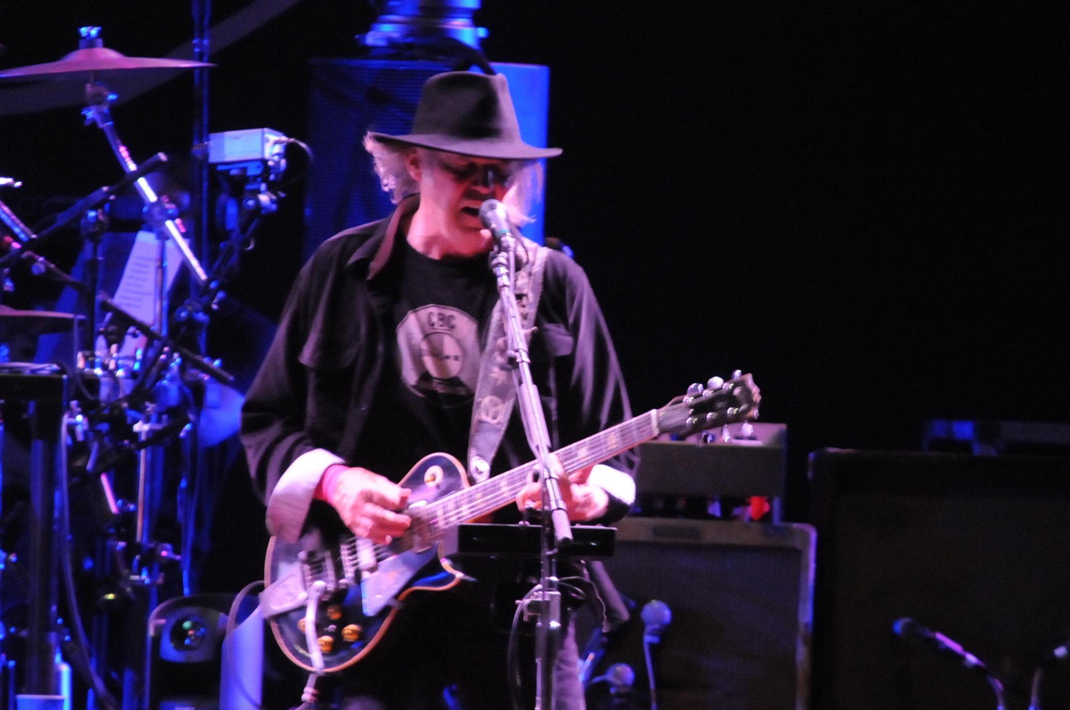 Neil Young sul palco del Summer Festival nel 2013