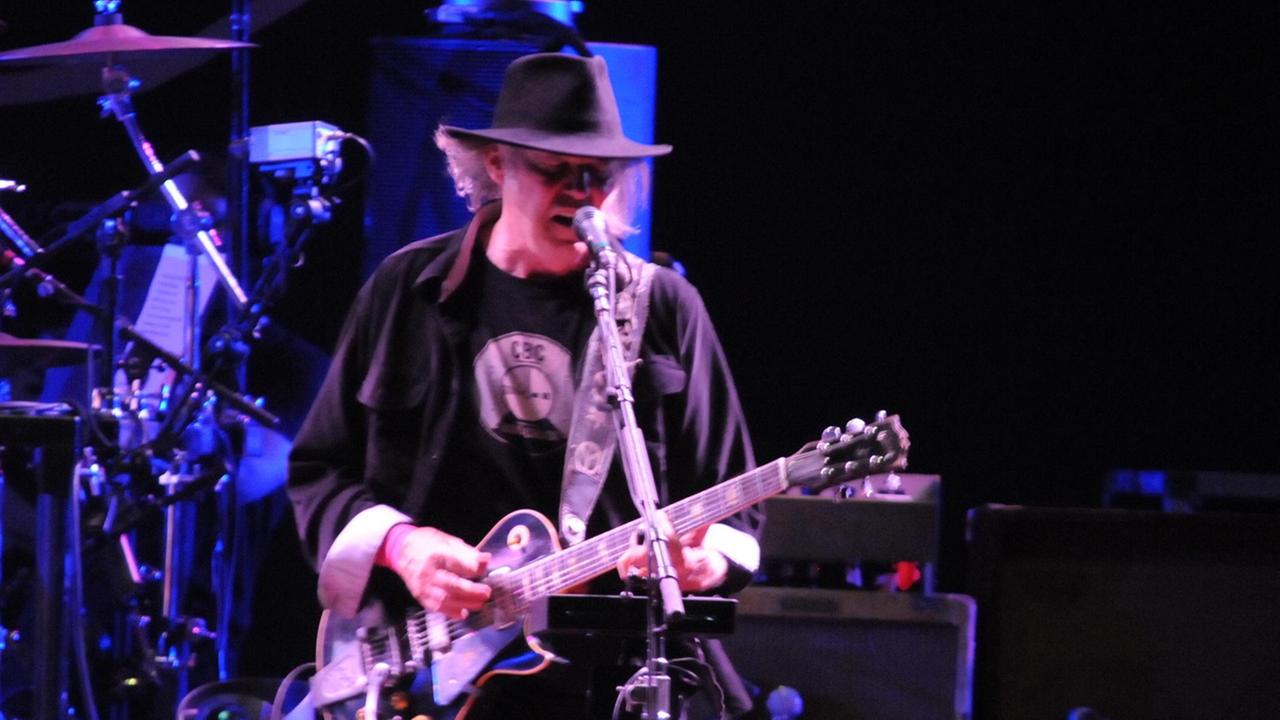 Neil Young sul palco del Summer Festival nel 2013