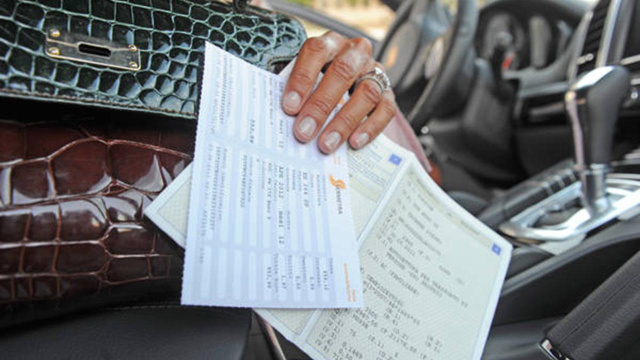 Libretto auto e bollo (foto d'archivio)