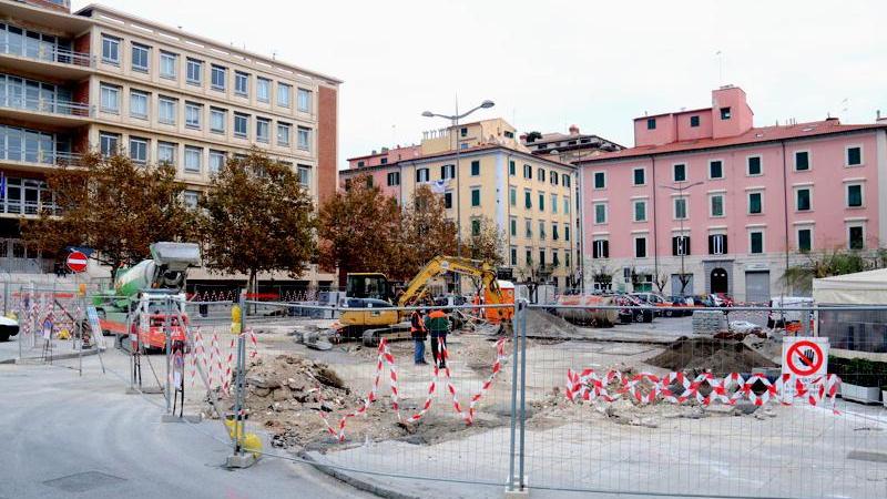 I lavori per la nuova rotatoria in piazza Giovine Italia (foto d'archivio)